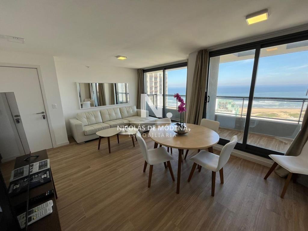 Vende apartamento de 2 dormitorios en Punta del