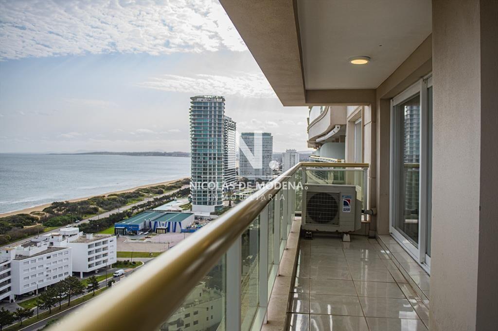 Vende apartamento esquinero en Le Jardin, Punta