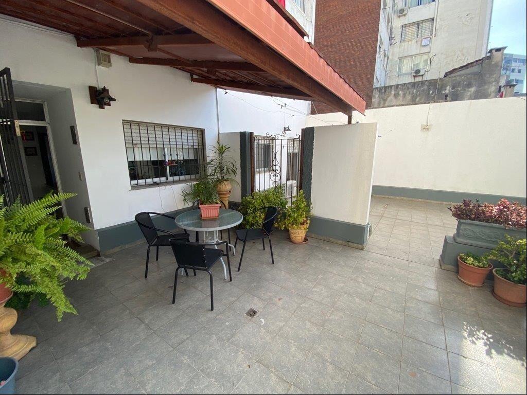 APARTAMENTO DE NIVEL EN 1ERA LINEA 3 DORMITORIOS GRAN PATIO