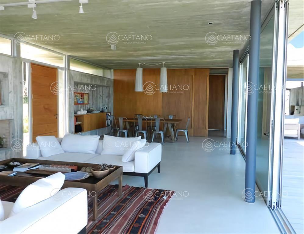 Excelente casa moderna en Tio tom, pegada al mar