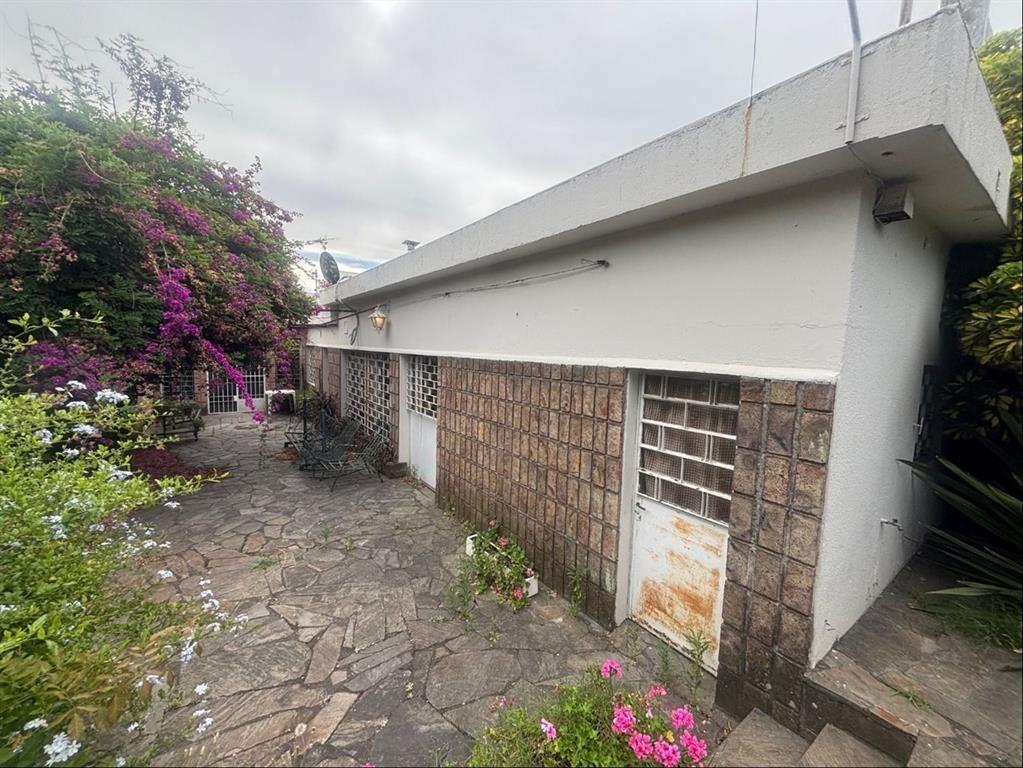 Excelente ubicación sobre Av. Garzón. Tres locales comercia