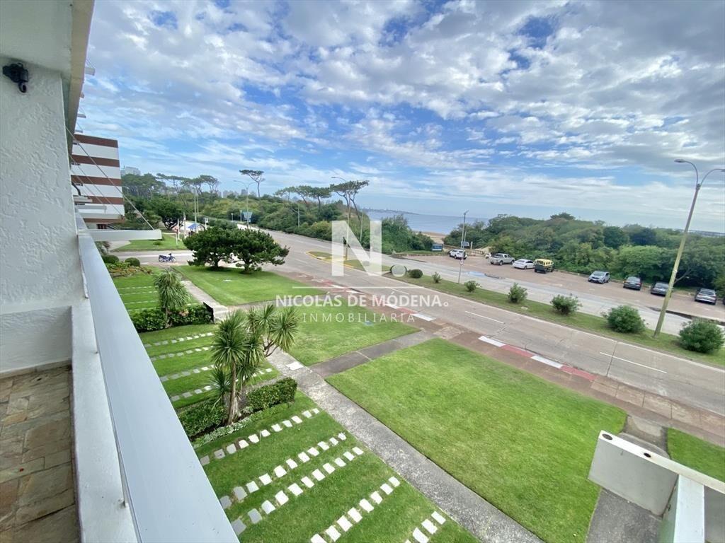 Vende impecable apartamento de 3 dormitorios, en