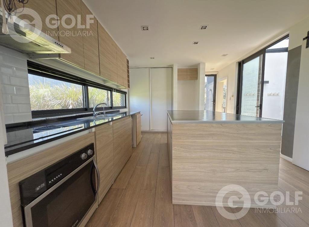 Venta de Casa de 3 dormitorios y servicio en Altos de la T