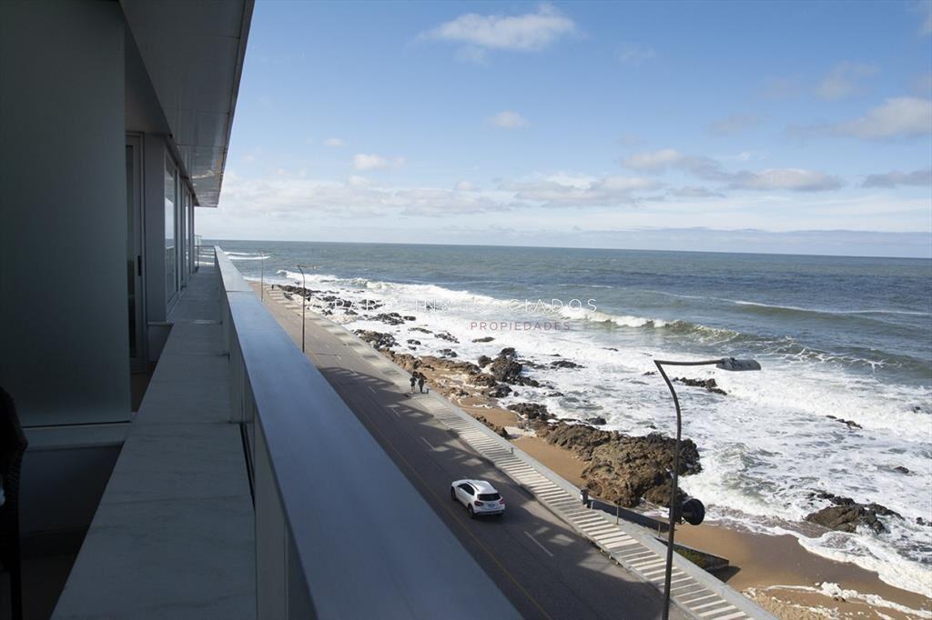 Apartamento en venta en edificio Calypso en Brava, Punta de