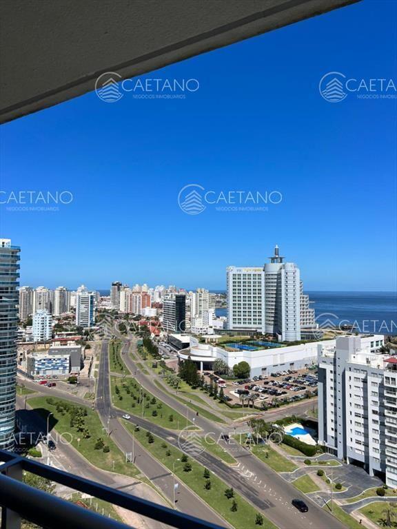 Vende apartamento de 2 dormitorios en suite, con