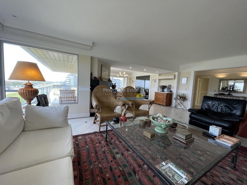 Amplio apartamento en primera línea