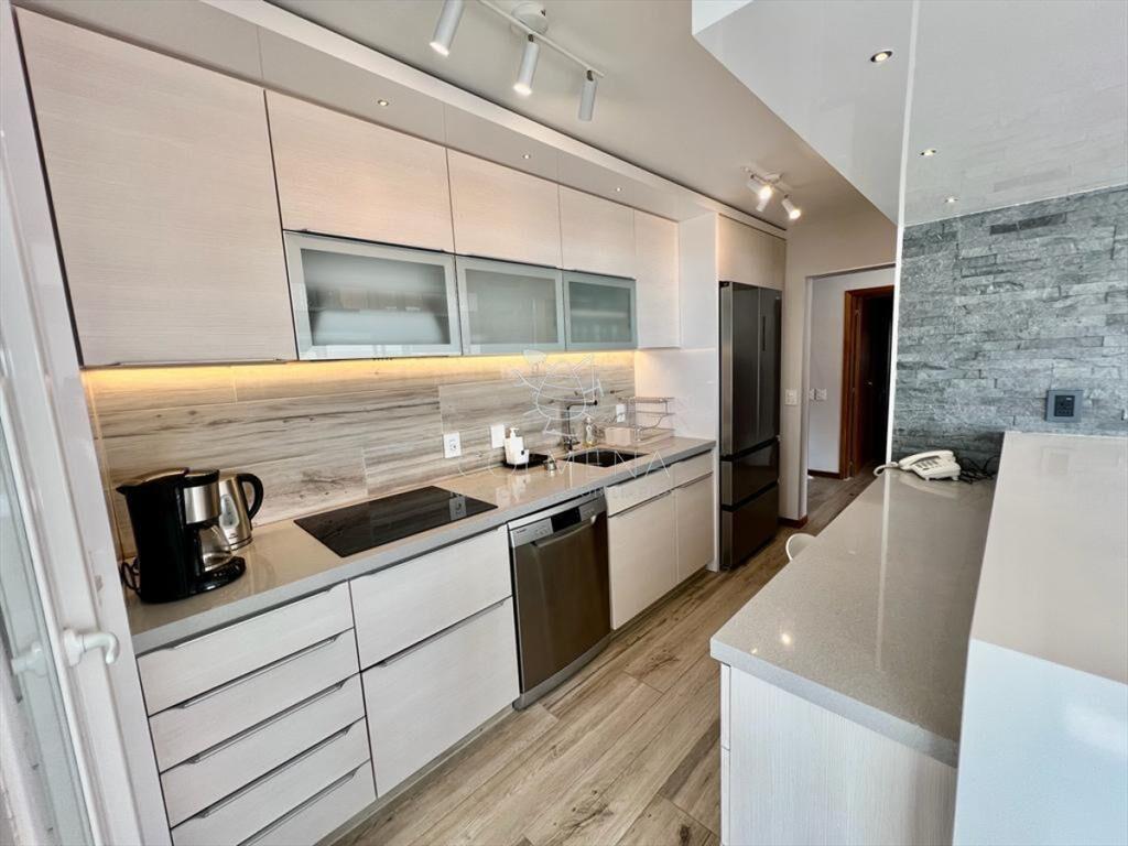 Apartamento con excelente vista a playa mansa y -