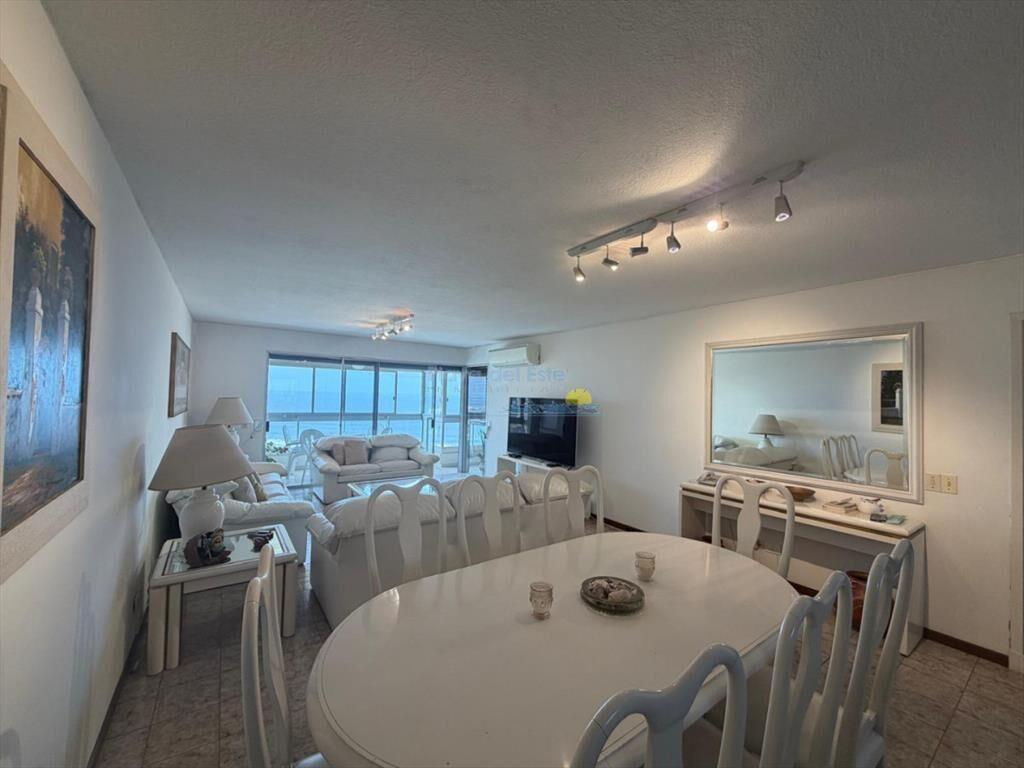 Apartamento de 3 dormitorios y servicio en Venta