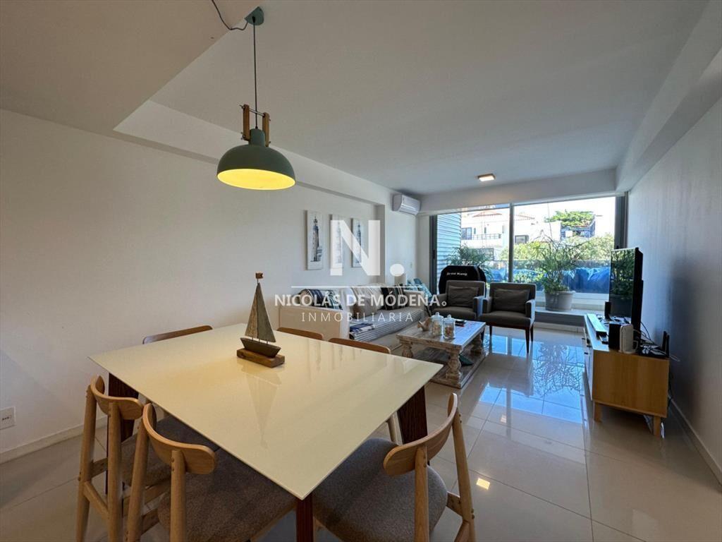 Vende en Punta del Este, apartamento de 3 dormitorios con v