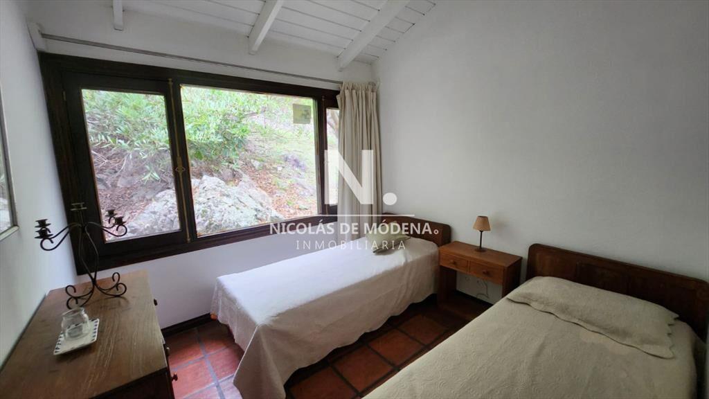 Vende casa de 4 dormitorios con vista a la laguna