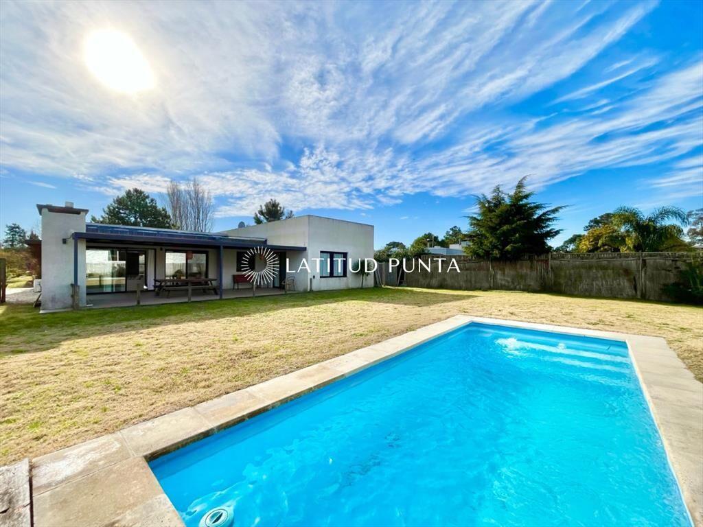 Casa 3 dormitorios con piscina. Barrio Privado