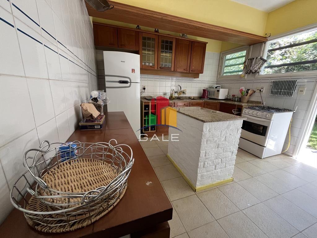 Casa en Playa Mansa, 5 dormitorios y 4 baÃ±os.