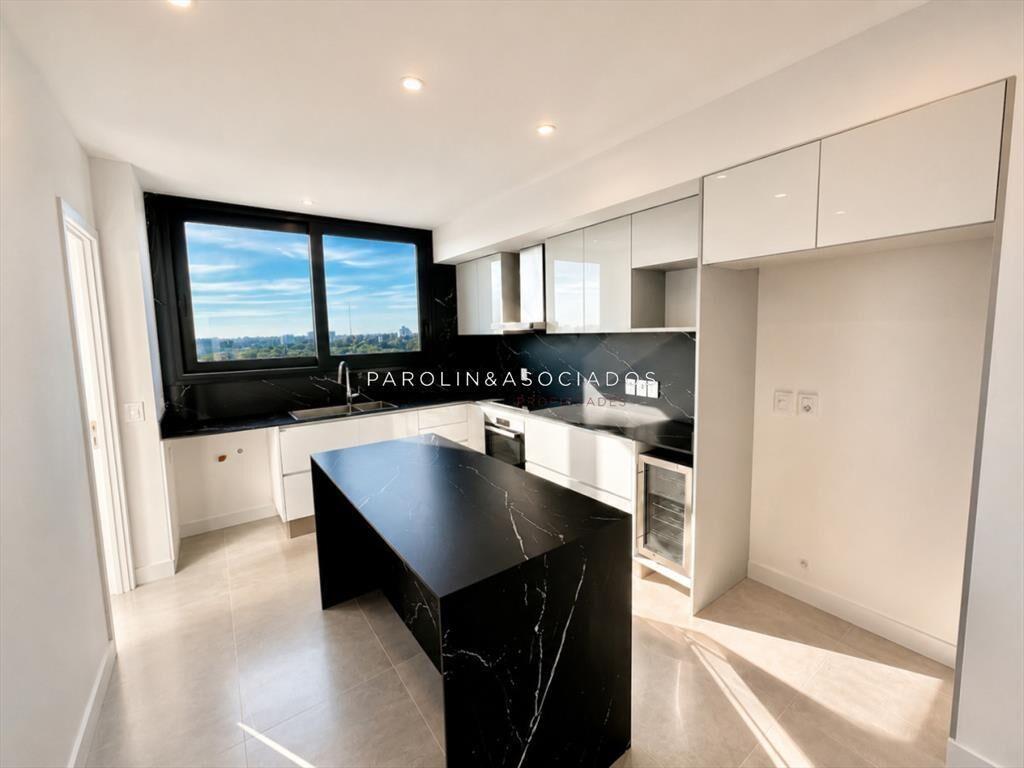 Apartamento de 4 dormitorios frente al mar en del
