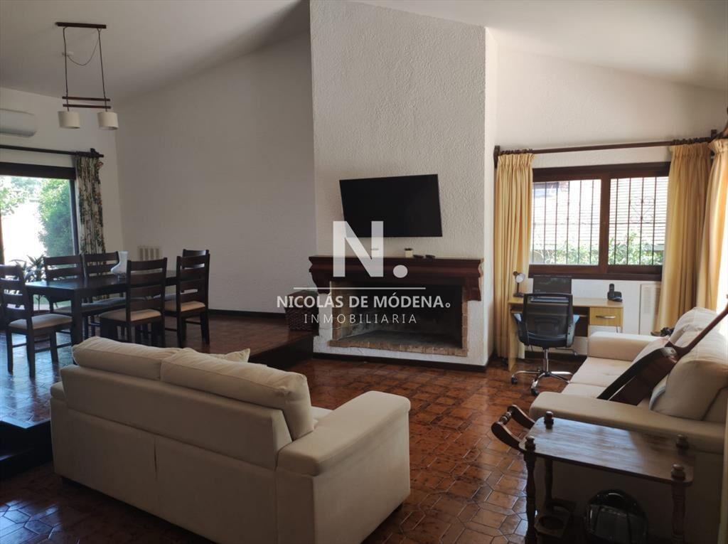Vende casa de 2 dormitorios en Cantegril Punta