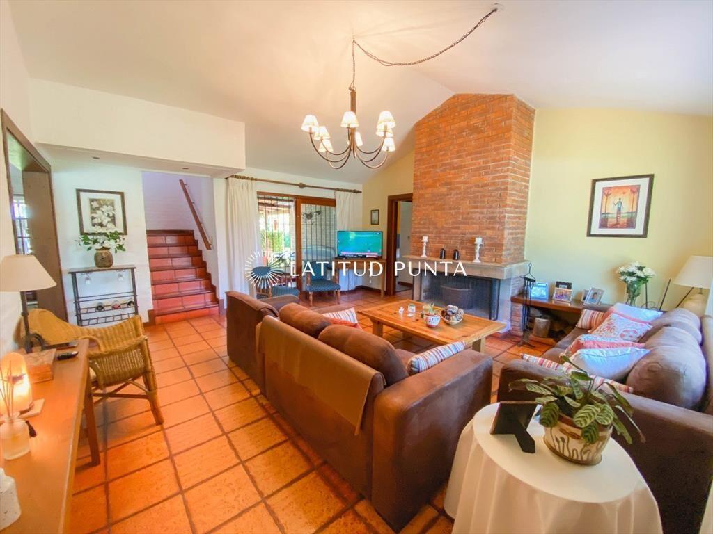 Casa de 4 dormitorios y parrillero
