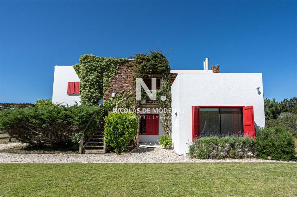 Vende casa en Jose Ignacio, de 4 dormitorios.