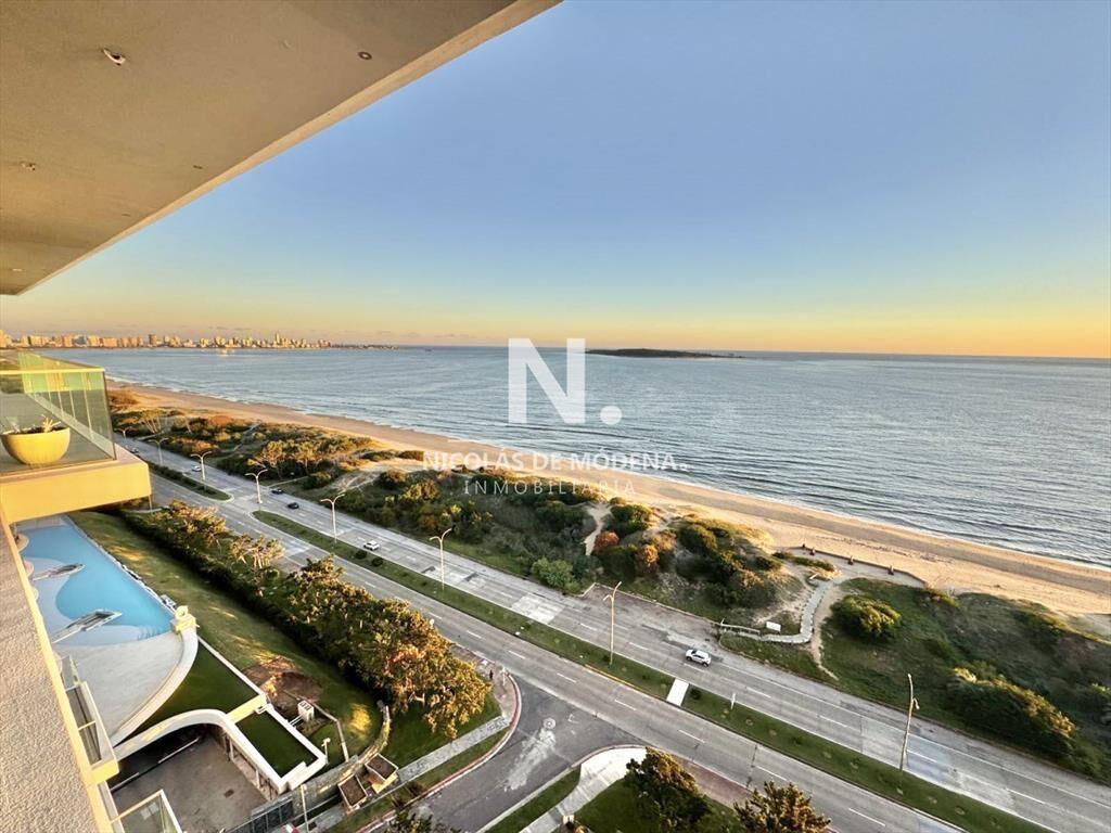 Apartamento frente al mar en Playa Mansa   ? del