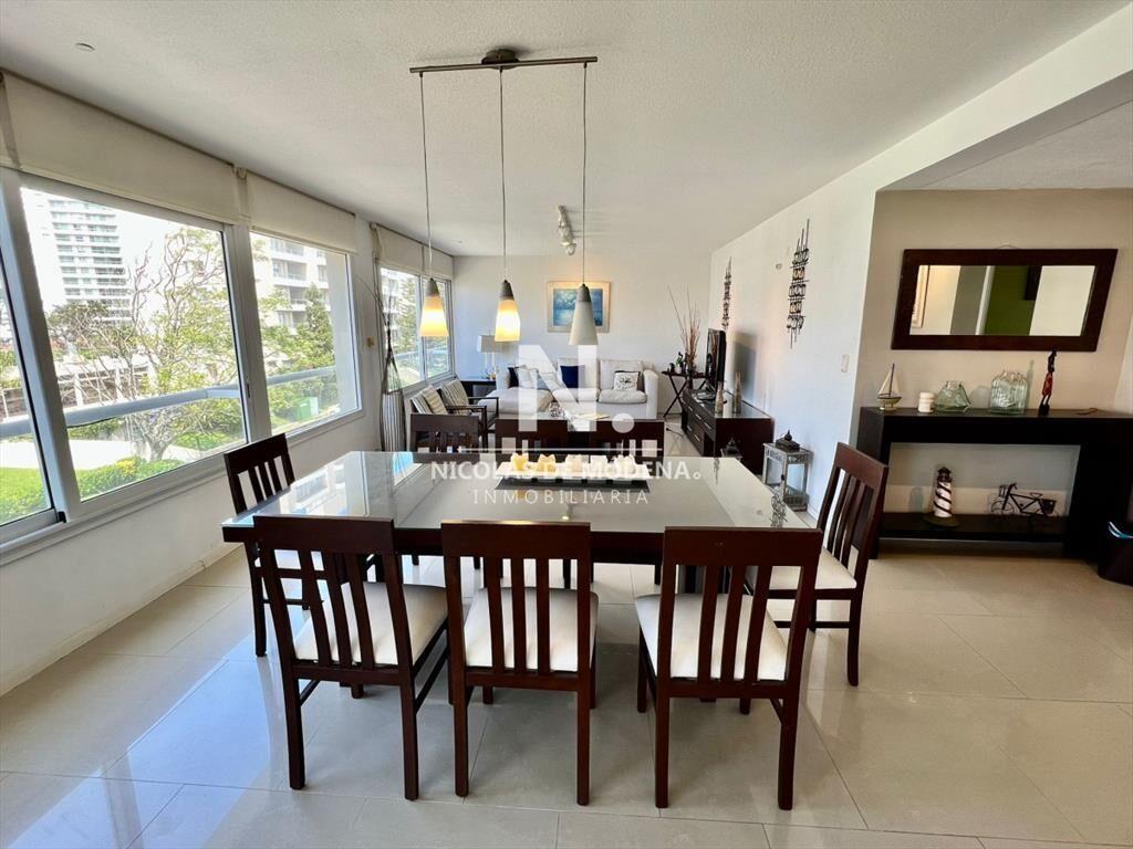 Vende Lujoso departamento de 4 suites en Brava