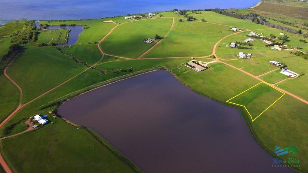venta de terreno con costa de laguna en laguna de