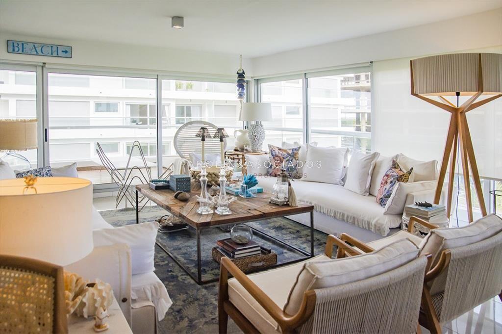 Vende espectacular apartamento en Brava de 3 dormitorios.