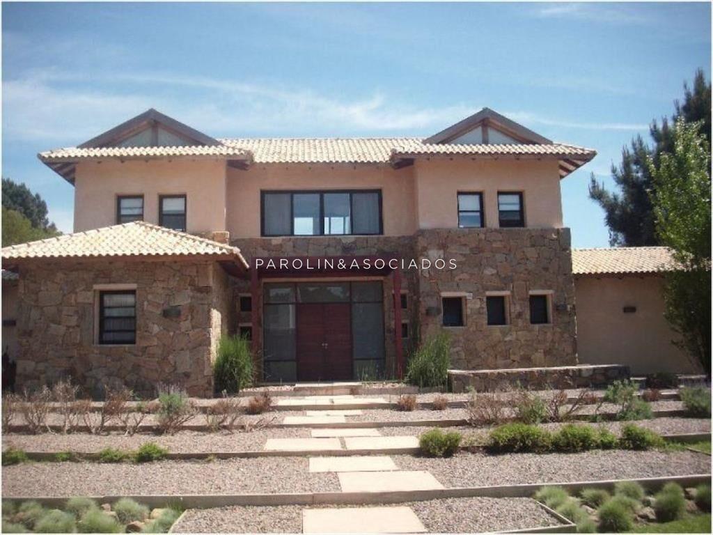 Moderna casa en venta de 3 dormitorios en Punta