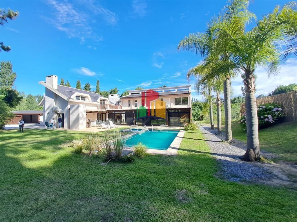 Espaciosa Casa en Barrio Privado de 6 dorm y en