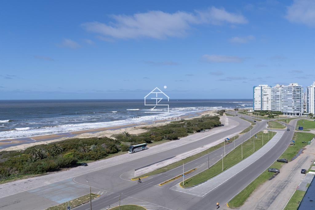 Venta de apartamento de 3 dormitorios y dep. de servicio en