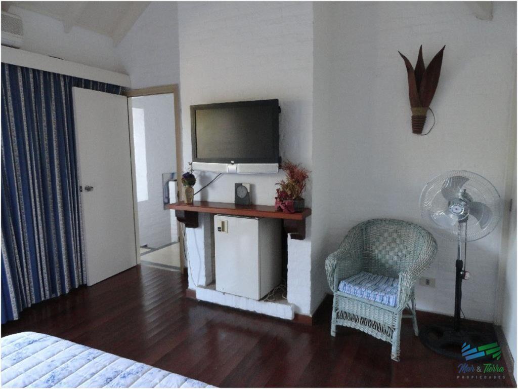 Casa en alquiler y venta..  Zona de playa mansa,