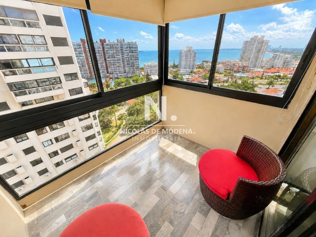 Apartamento en Venta, 3 dormitorios y servicio, en Playa Br