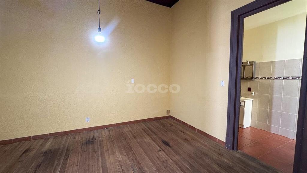 Venta con Renta de Local Comercial y 2 Apartamentos en Ciud