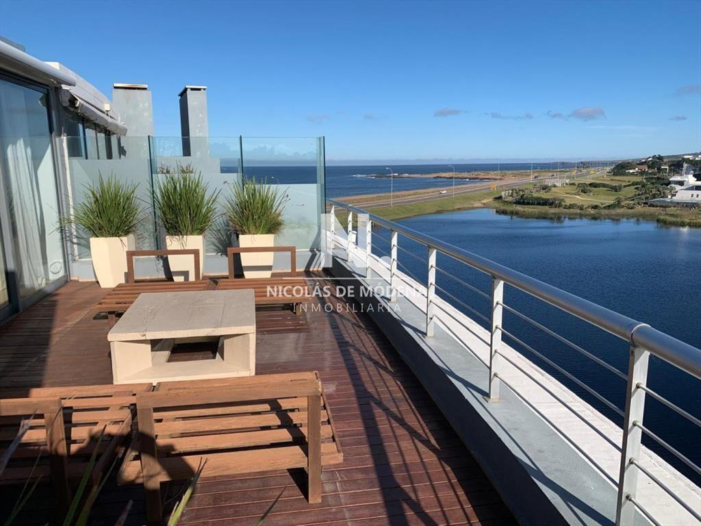 vende pent house duplex en playa mansa punta del