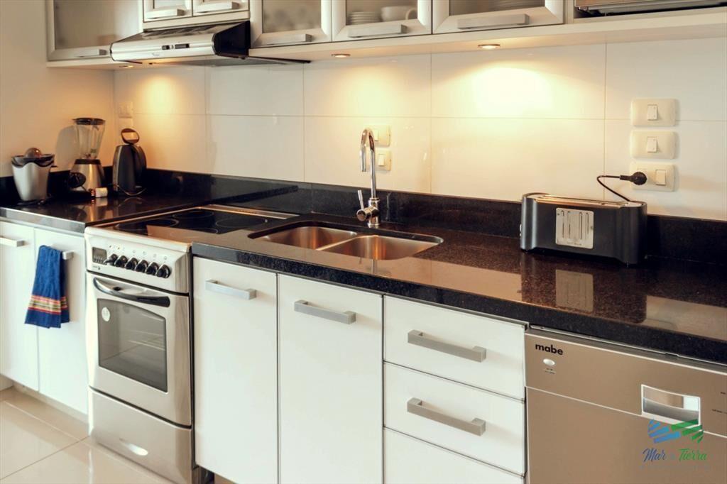 VENTA de apartamento de 2 dormitorios sobre playa