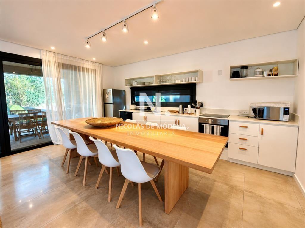 En venta casa de 2 plantas en Bosque Barra, Punta