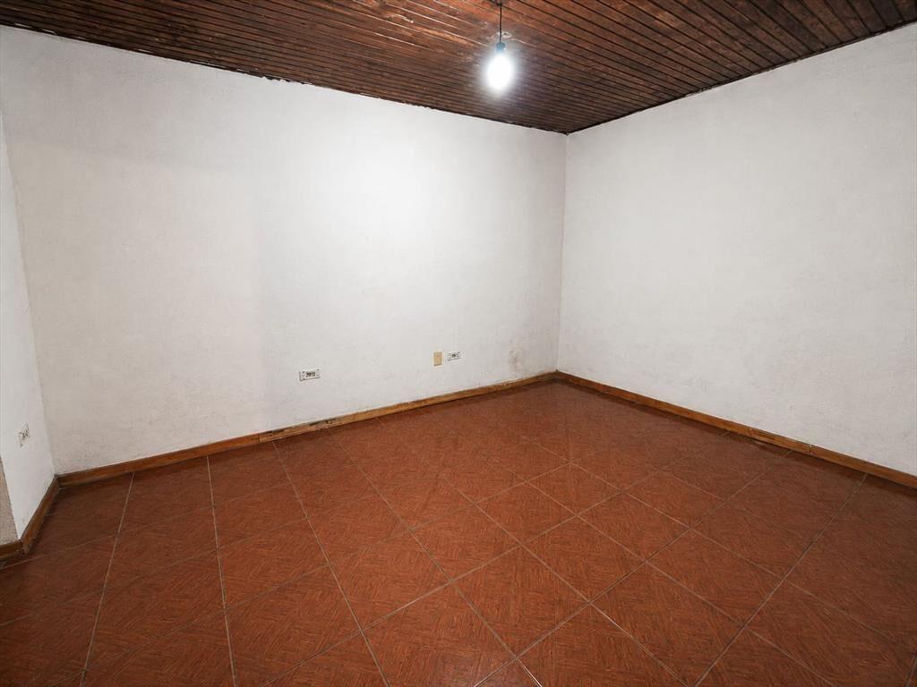 Casa 2 dormitorios, garaje y jardin.
