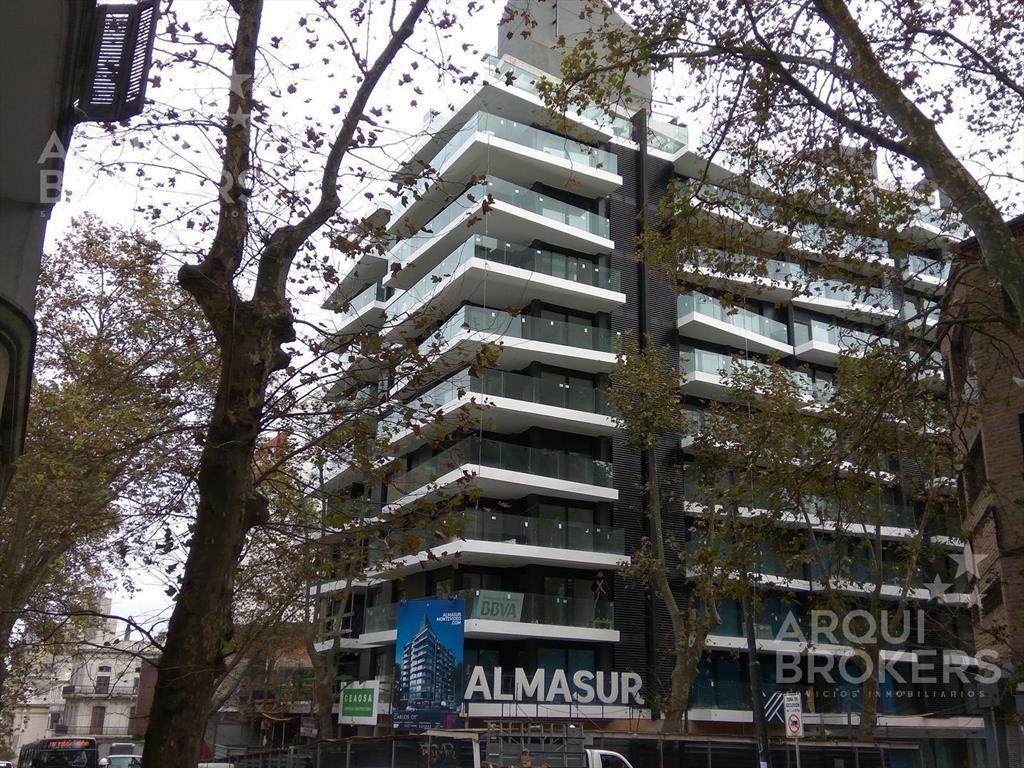 Venta apartamento dos dormitorios con renta en Barrio Sur -