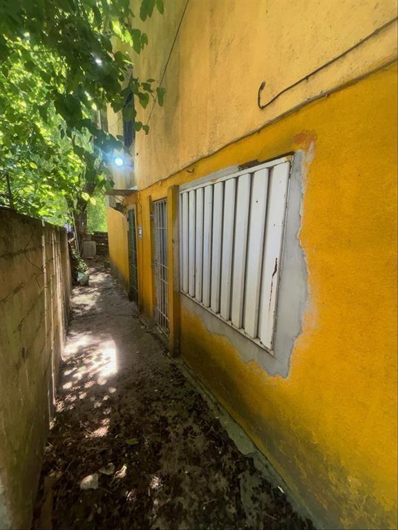 Casa y dos apartamentos con muy buen terreno.