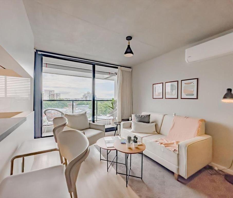 VENTA APARTAMENTO AV. LIBERTADOR 1 DORM CON PATIO