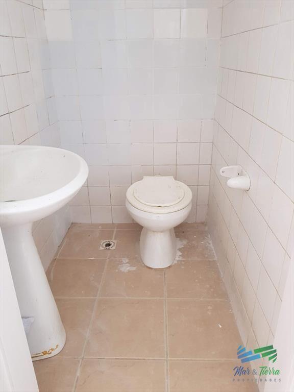 En venta Local a la calle con baño en Peninsula,