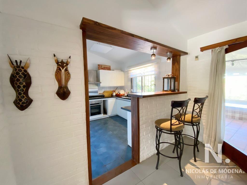 CASA EN VENTA DE 6 DORMITORIOS, PINARES PUNTA DEL ESTE
