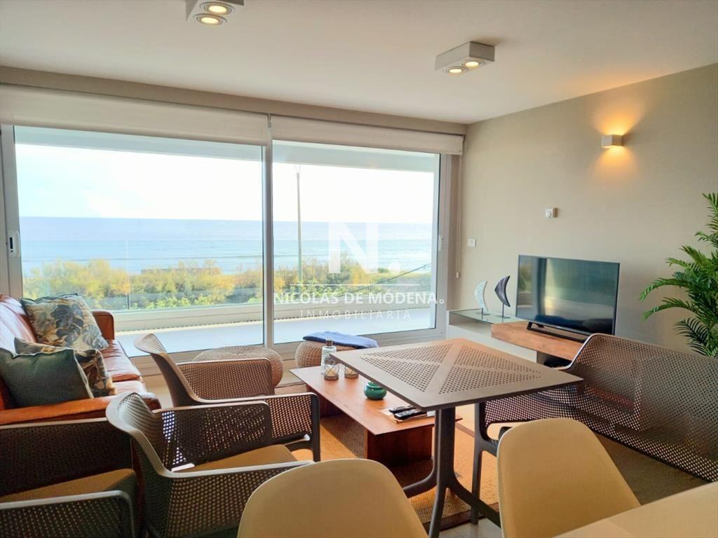 Apartamento Frente al Mar en Venta Dos y Servicio