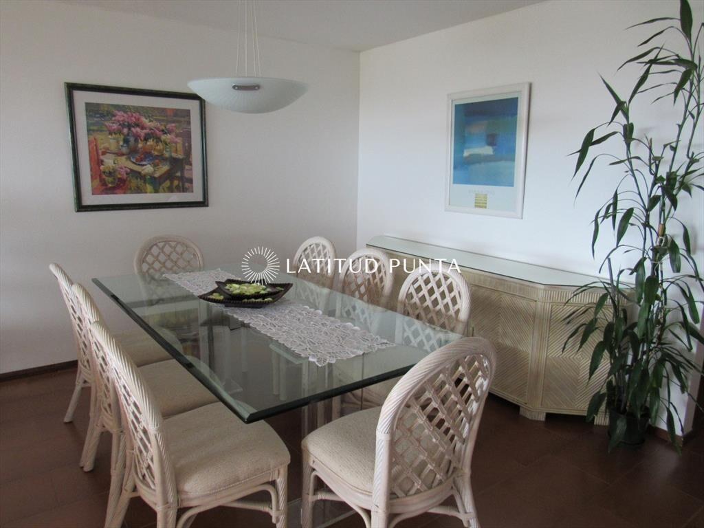 Apartamento de 2 dormitorios más dependencia en
