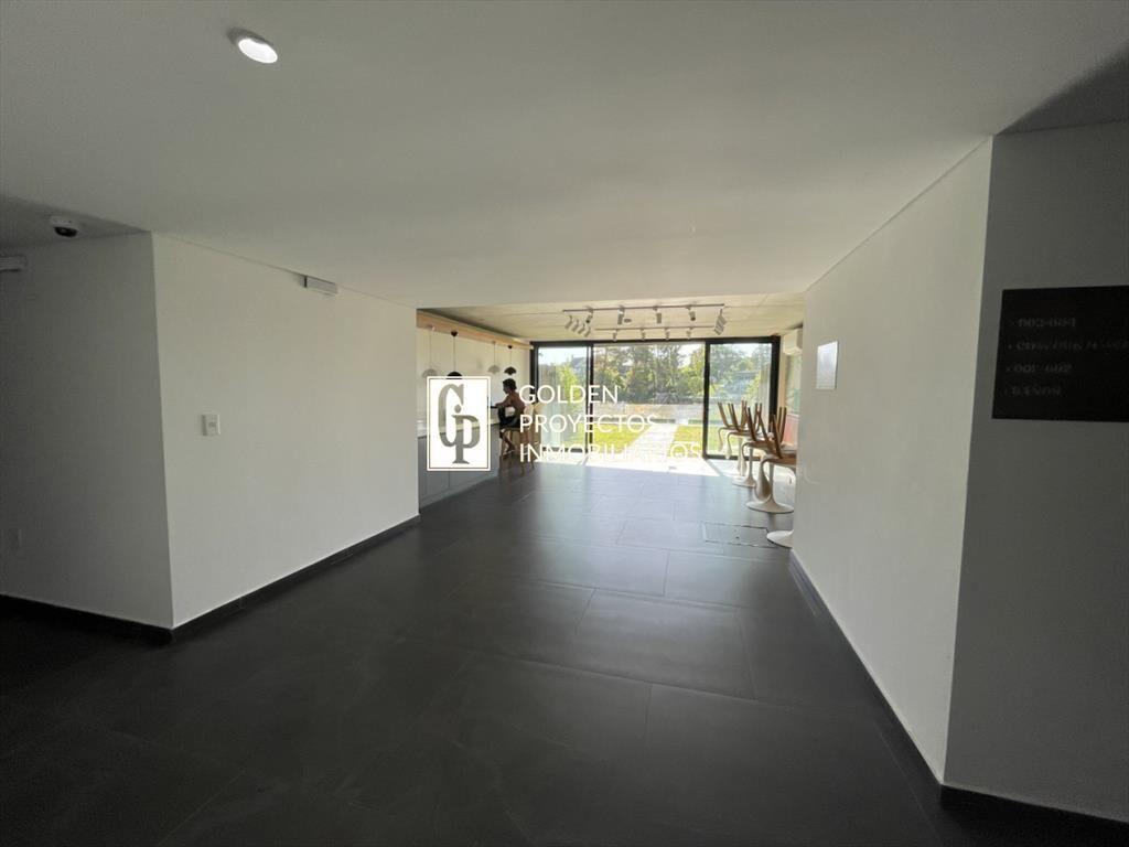 Apartamento en venta tres dormitorios y balcon en