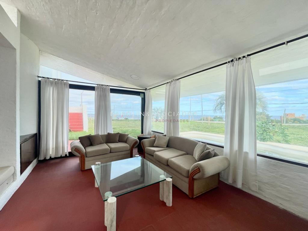 Casa en venta sobre la ruta, frente al mar Punta