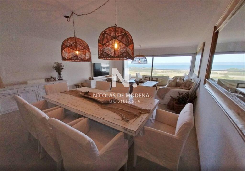 En venta exclusivo apartamento en Playa Brava, al