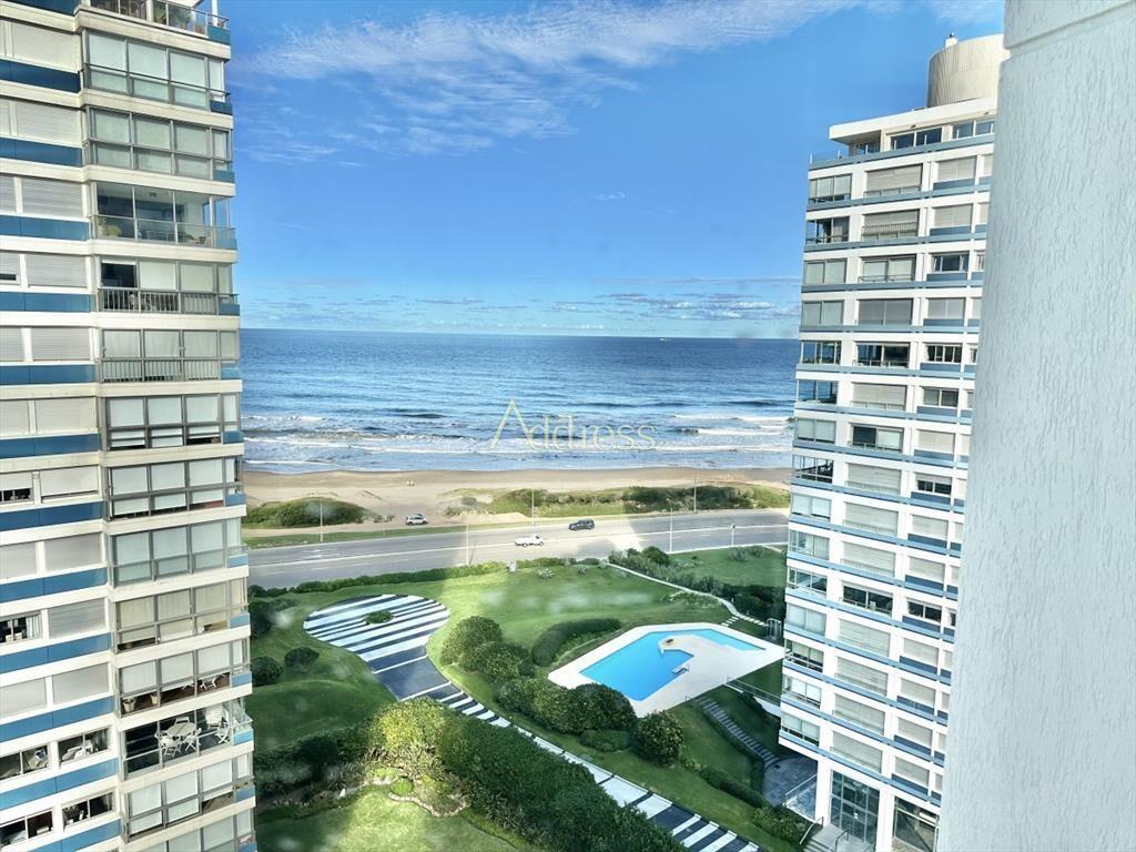 Amplia planta a pasos del mar en Playa Brava