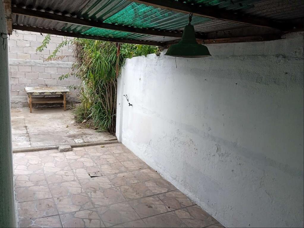 Casa en Alquiler sobre Av. Garzón, dos dormit. con fondo