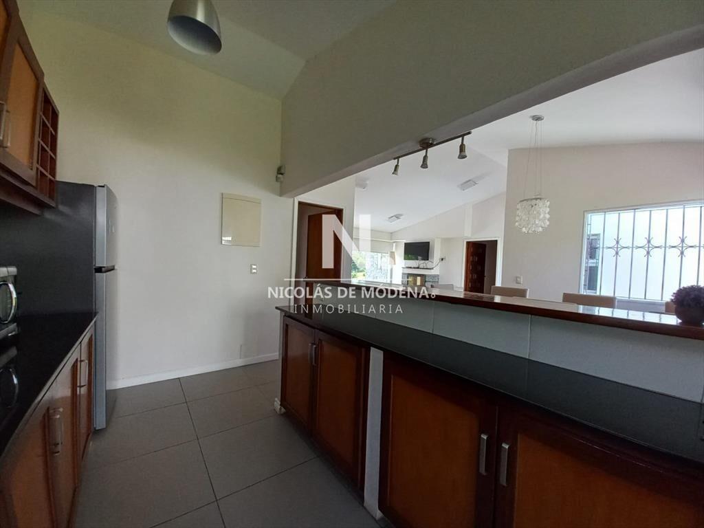 Vende casa de 3 dormitorios totalmente reformada.