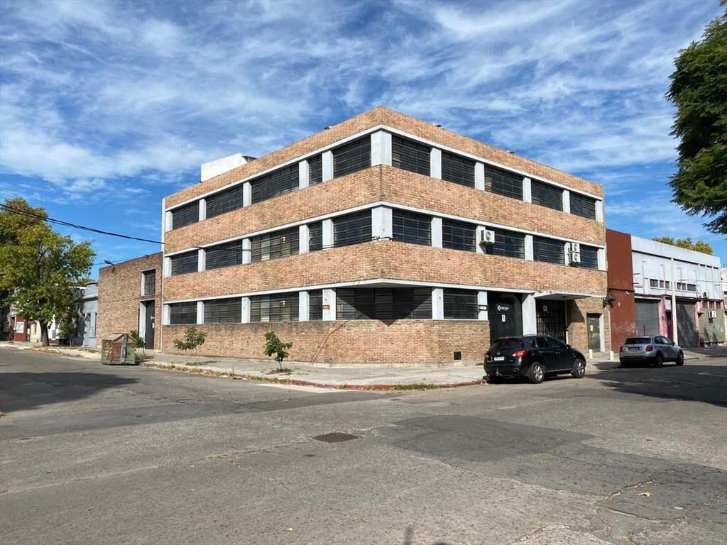 Pedernal casi Gral Flores, deposito con oficinas, entrada