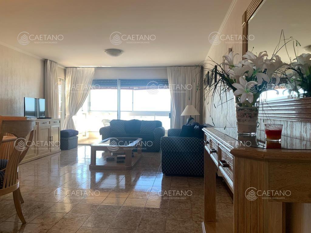 Apartamento en Mansa 3 dormitorios y dependencia,