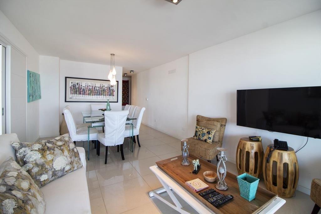 Excelente Apartamento de Tres Dormitorios con Vista a Playa